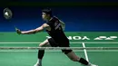 Sementara, kemenangan ini membuat Lin Chun Yi mengulangi kesuksesannya pada China Masters 2025 lalu ketika berhasil mengalahkan Jojo dengan dua gim langsung 21-5, 22-20. Tampak dalam foto, tunggal putra Taiwan, Lin Chun-yi melakukan pukulan balasan saat pertandingan final tunggal putra melawan Jonatan Christie (Indonesia) di turnamen bulu tangkis India Open 2026 di Indira Gandhi Indoor Stadium, New Delhi, Minggu (18/1/2026) sore WIB. (Sajjad HUSSAIN/AFP)