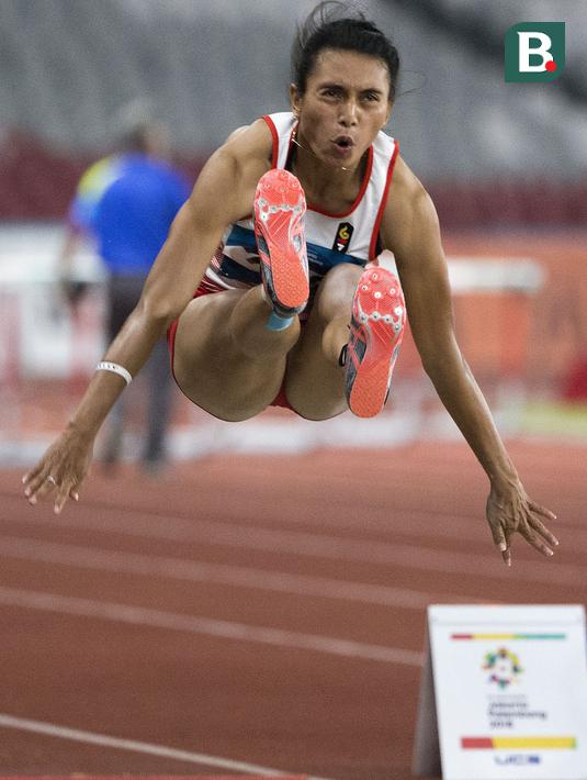 Pelompat jauh putri Indonesia, Maria Londa, saat beraksi pada Asian Games di SUGBK, Jakarta, Senin (27/8/2018). Hanya finis di peringkat kelima, Maria Londa gagal mempersembahkan medali. (Bola.com/Peksi Cahyo)