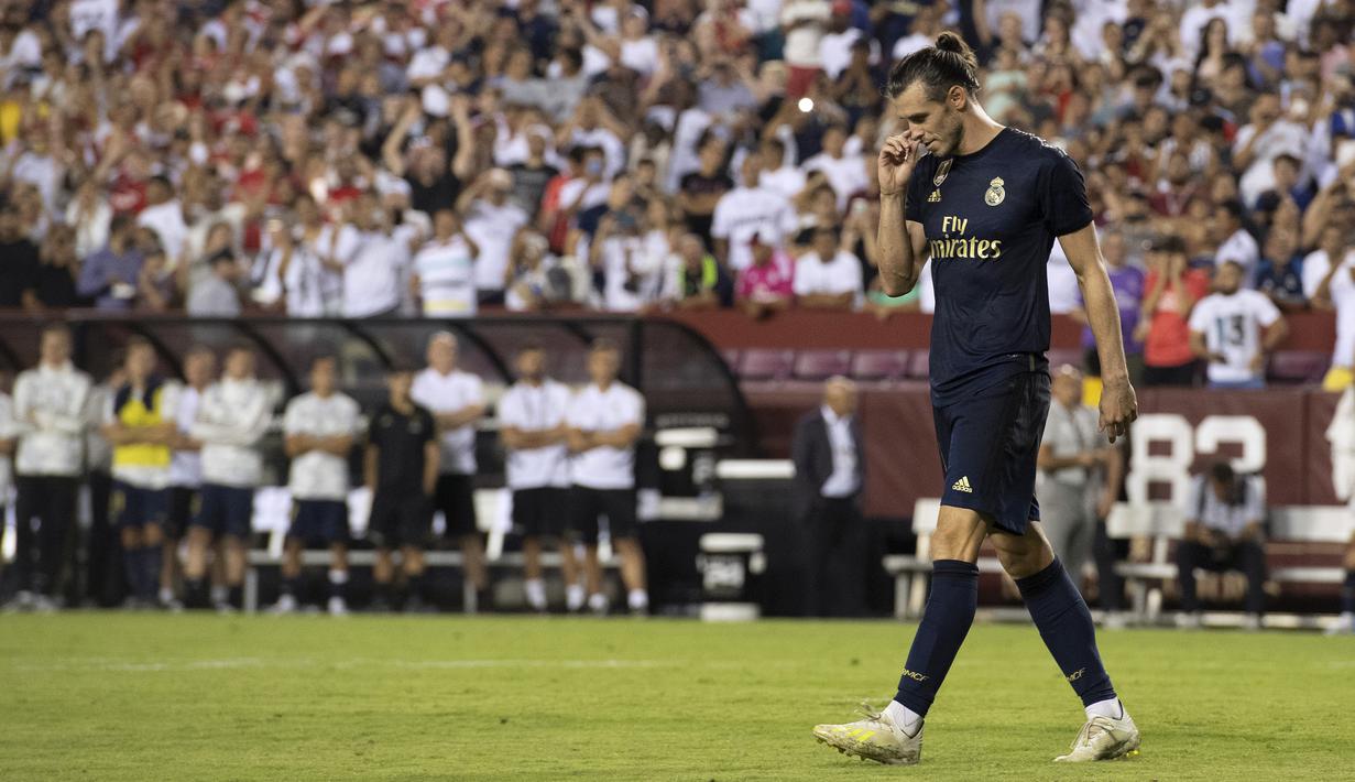 Gelandang Real Madrid, Gareth Bale tersenyum usai mencetak gol ke gawang Arsenal selama pertandingan International Champions Cup (ICC) 2019 di FedExField, Landover, Maryland (24/7/2019). Madrid menang adu penalti atas Arsenal 3-2 (2-2). (AFP Photo/Jim Watson)