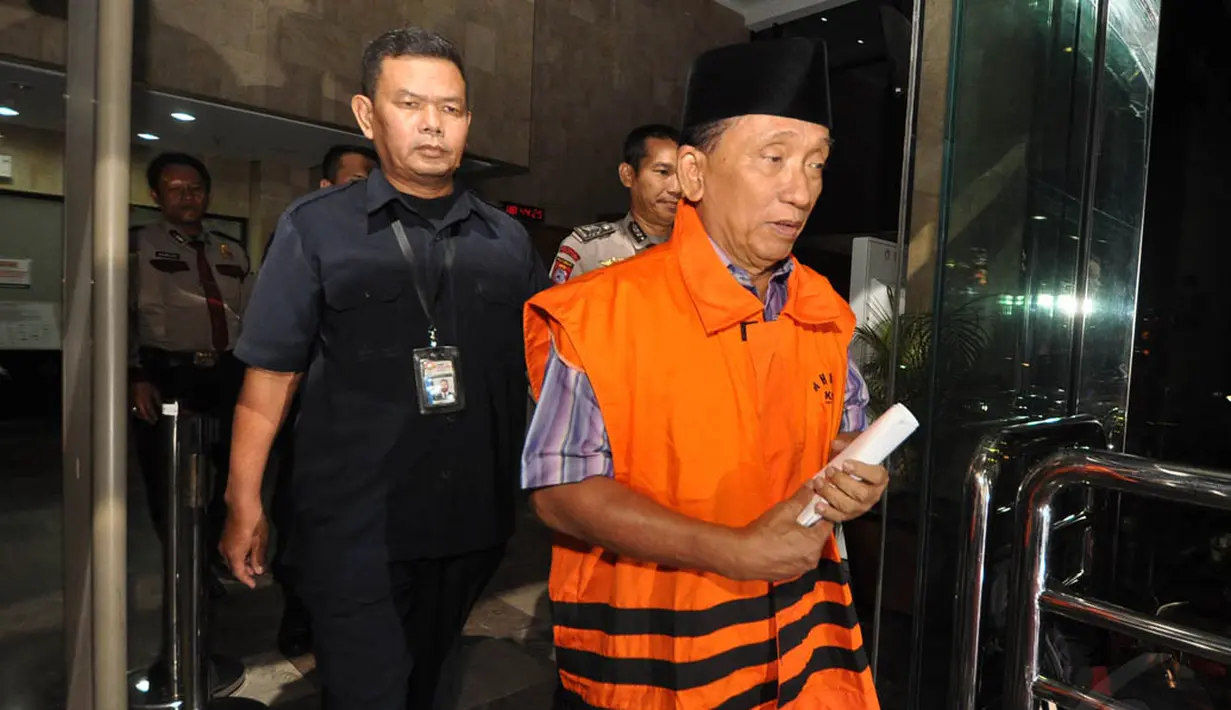 Ketua DPRD Kabupaten Bangkalan, Fuad Amin Imron seusai diperiksa KPK, Jakarta, Rabu (10/12/2014). (Liputan6.com/Miftahul Hayat)