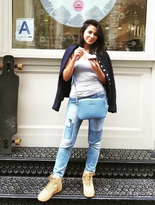 Nova Eliza tampaknya senang dengan gaya kasual. Ia kerap memakai celana jeans yang dipadu dengan kaus. (Foto: instagram.com/novaelizastory)