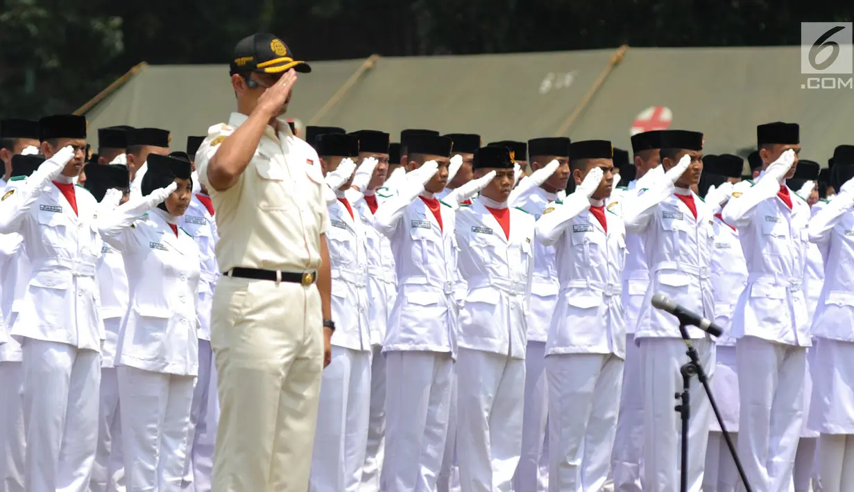 Purna Paskibraka Indonesia (PPI) 2017 gelar apel kebangsaan di lapangan PP-PON Kemenpora Cibubur, Jakarta Timur, Rabu (23/8). Apel kebangsaan ini dihadiri 3 ribu peserta paskibraka dari seluruh Indonesia. (Liputan6.com/Yoppy Renato)