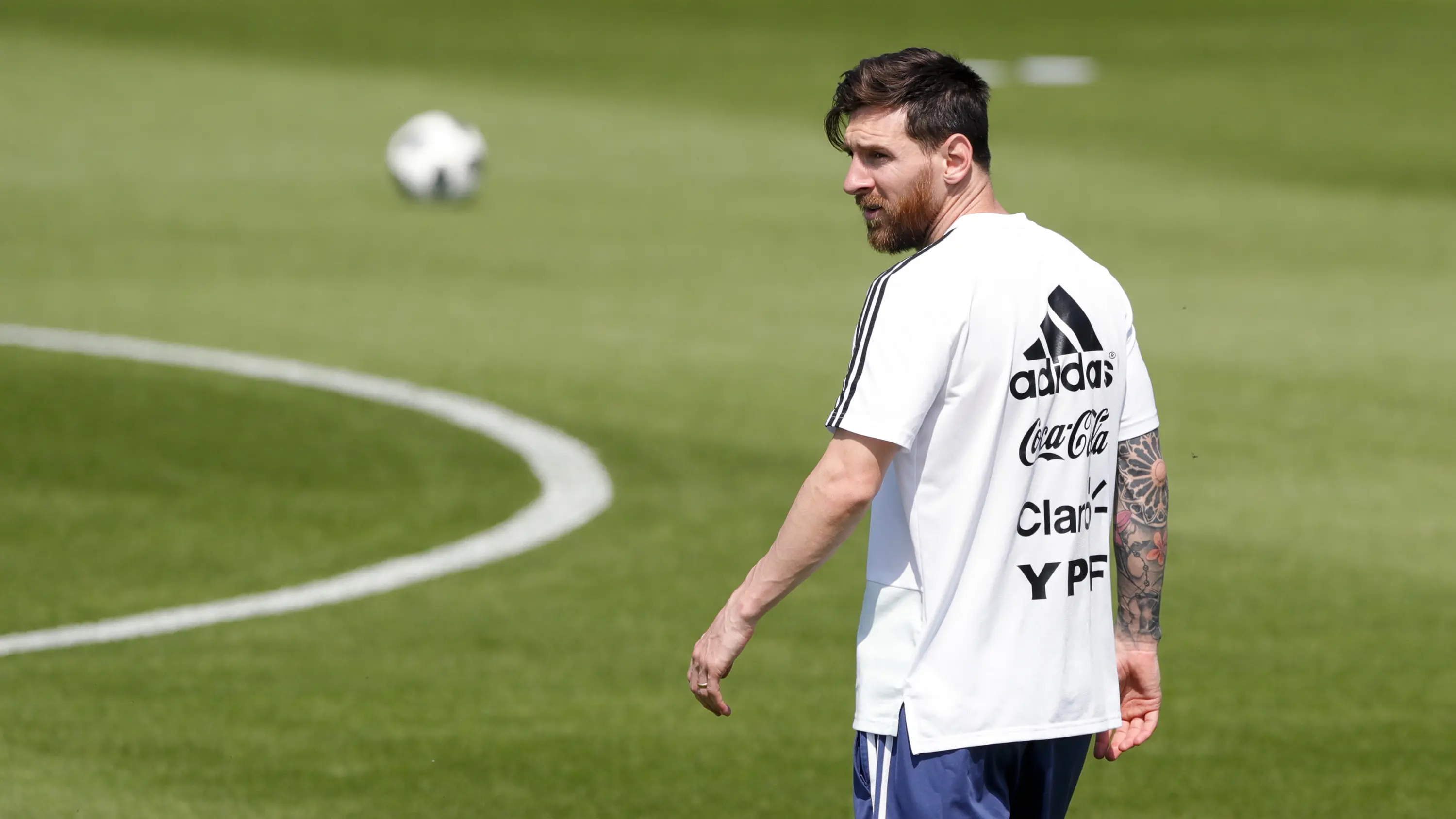 Lionel Messi akan memimpin perjuangan Argentina untuk lolos ke babak 16 besar. (AP/Ricardo Mazalan)