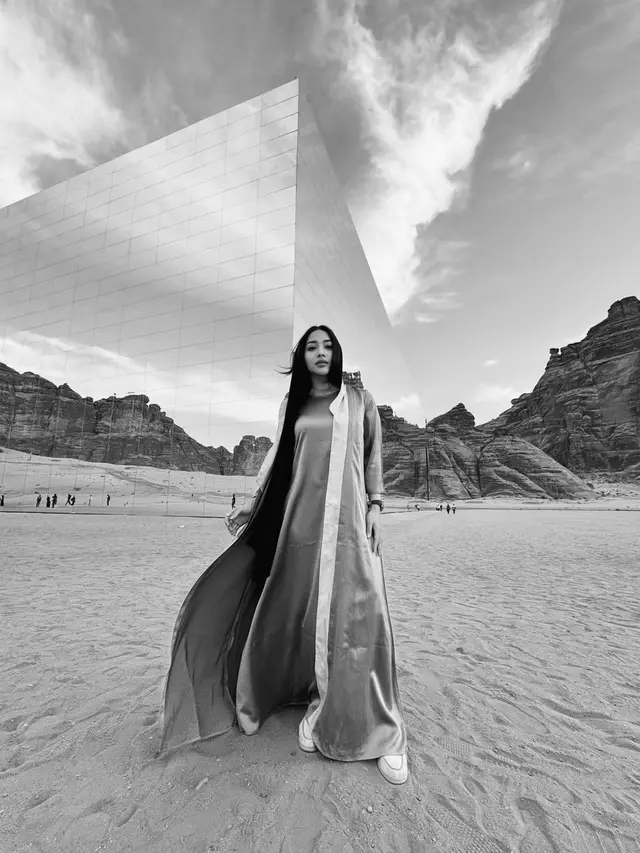 8 Potret Liburan Nikita Willy dan Keluarga di Al Ula Usai Umroh, Curi Perhatian