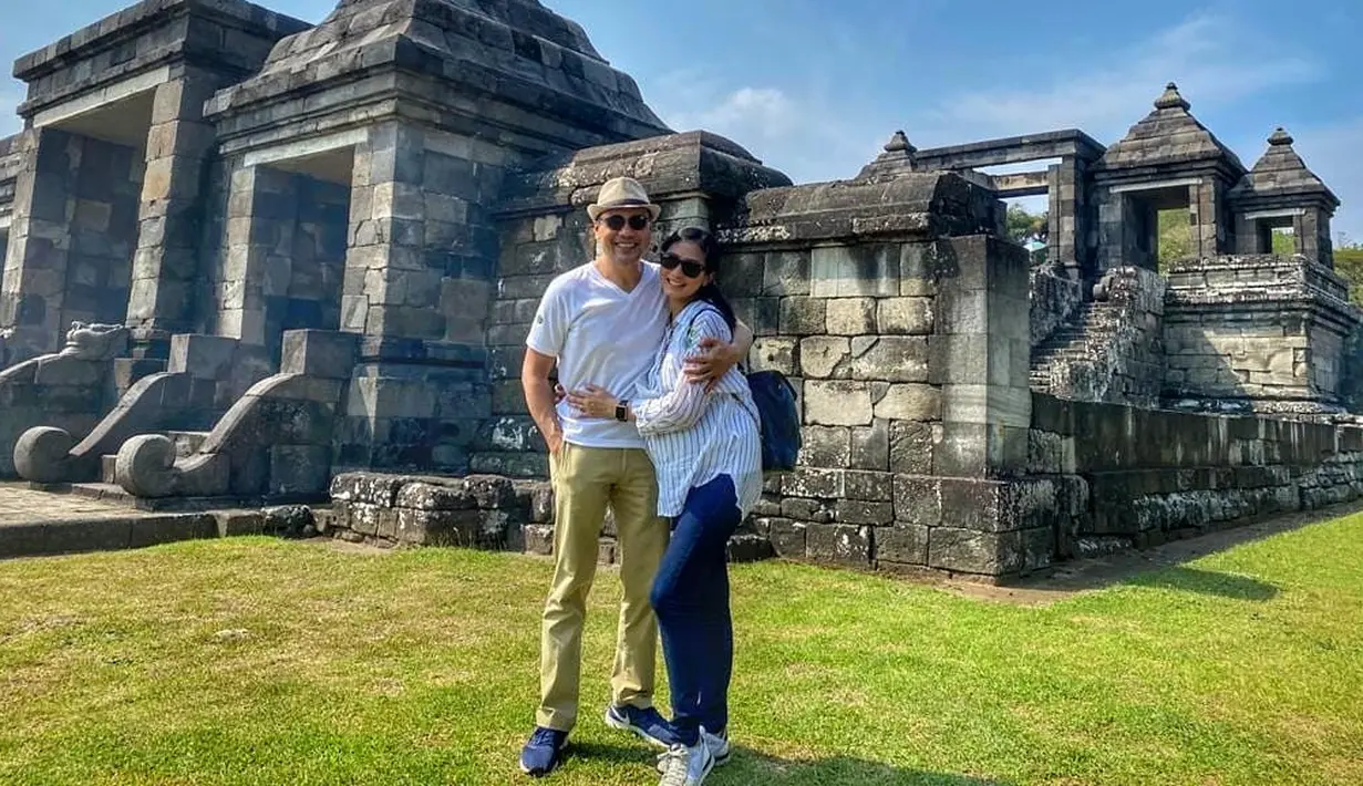 Sekitar satu bulan lalu, Chico dan Citra sempat menghabiskan waktu di Jogja. "With my Roro Jonggrang at Ratu Boko ancient palace," tulis Chico sebagai keterangan foto. (Foto: instagram.com/chicohakim)