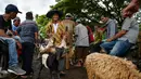 Seorang pria membawa seekor kambing di sebuah pasar yang menjual ternak menjelang perayaan Idul Fitri yang menandai berakhirnya bulan suci Ramadan di Sibreh, provinsi Aceh (20/5/2020). (AFP/Chaideer Mahyuddin)
