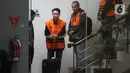 KPK menduga Muhammad Fikri Thobari menerima suap dari pihak swasta terkait ijon proyek di lingkungan Pemerintahan Kabupaten Rejang Lebong. Tampak dalam foto, Bupati Rejang Lebong, Muhammad Fikri Thobari, saat digiring petugas menuju mobil tahanan usai menjalani pemeriksaan di Gedung Merah Putih Komisi Pemberantasan Korupsi (KPK), Jumat (11/3/2026) dini hari WIB. (Liputan6.com/Helmi Fithriansyah)