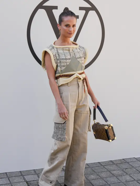Alicia Vikander berpose saat menghadiri koleksi busana Louis Vuitton Spring/Summer 2023 selama Paris Fashion Week di Paris pada Selasa, 4 Oktober 2022. Wanita 34 tahun itu melengkapi penampilannya dengan tas tangan Vuitton. (AP Photo/Francois Mori)
