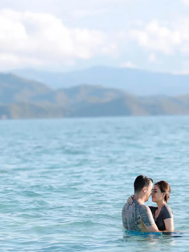 7 Potret Liburan Lady Nayoan dan Rendy Kjaernett, Seru Main di Tengah Laut