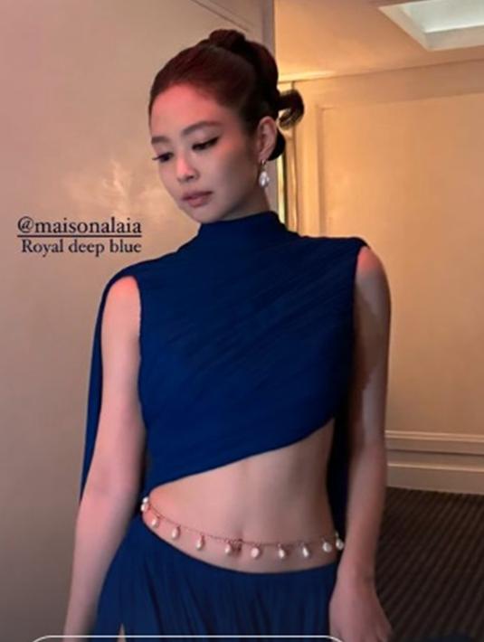 Tak hanya soal gaunnya saja, namun makeup dan tatanan rambut yang dipakai oleh Jennie membuatnya begitu anggun. Dirinya juga disebut tampil cukup berani dibandingkan penampilan perdananya pada Met Gala 2023.(Liputan6.com/IG/@jennierubyjane)