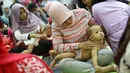 Para peserta mengikuti acara pijat massal bayi di Gedung Kementerian Kesehatan, Jakarta, Selasa (7/11). Acara tersebut digelar dalam rangka menyambut peringatan Hari Kesehatan Nasional ke-53. (Liputan6.com/Immanuel Antonius)