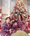 Jessica Iskandar kompak mengenakan piyama kotak-kotak warna merah dengan suami dan ketiga anak-anaknya. Keluarga ini pun berfoto di depan pohon natalnya tahun ini. [@inijedar]