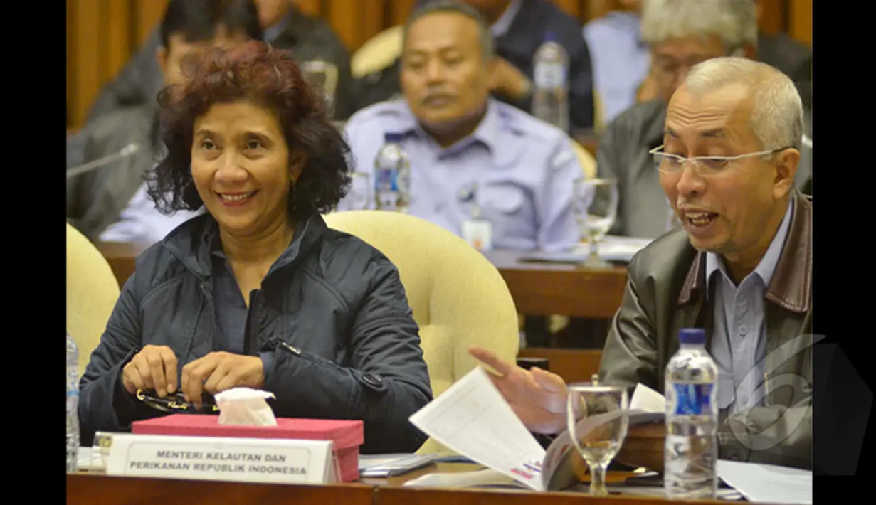 Menteri Susi Pudjiastuti (kanan) saat mengikuti rapat kerja dengan Komisi IV DPR RI, Jakarta, Kamis (12/02/2015). Rapat membahas APBN-P Tahun Anggaran 2015. (Liputan6.com/Andrian M Tunay)