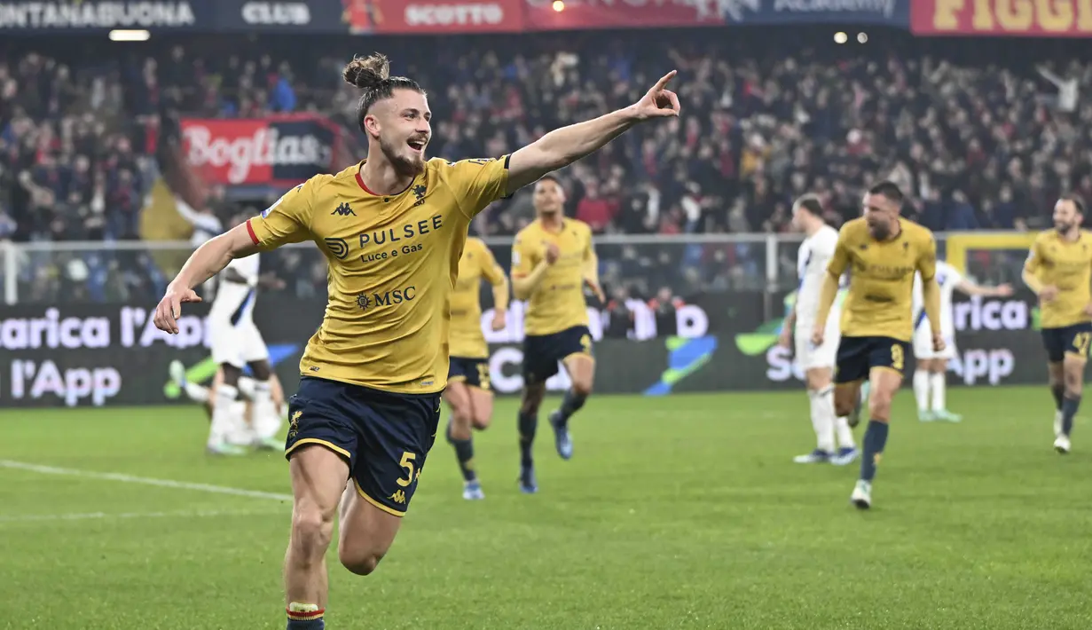 Lalu di penghujung waktu tambahan (45+7’), Genoa menciptakan gol penyama kedudukan lewat Radu Dragusin. (Tano Pecoraro/LaPresse via AP)