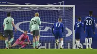 Pemain Chelsea Jorginho (kedua kanan) mencetak gol ke gawang Everton lewat tendangan penalti pada pertandingan Liga Inggris di Stadion Stamford Bridge, London, Inggris, Senin (8/3/2021). Chelsea menang 2-0. (Glyn Kirk/Pool via AP)