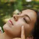 Tinted moisturizer membantu menjaga kelembapan kulit sekaligus meratakan warna kulit untuk hasil makeup natural. [Dok/Pexels.com/Christine Bunn].