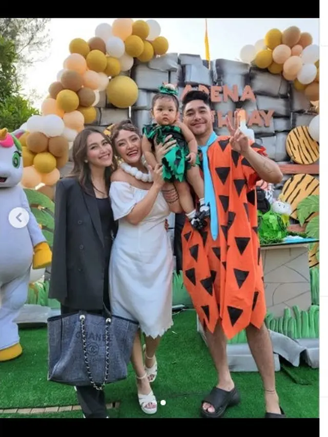 Xarena anak Siti Badriah dan Krisjiana Baharudin rayakan ultah pertama (Foto: IG ayutingting92))