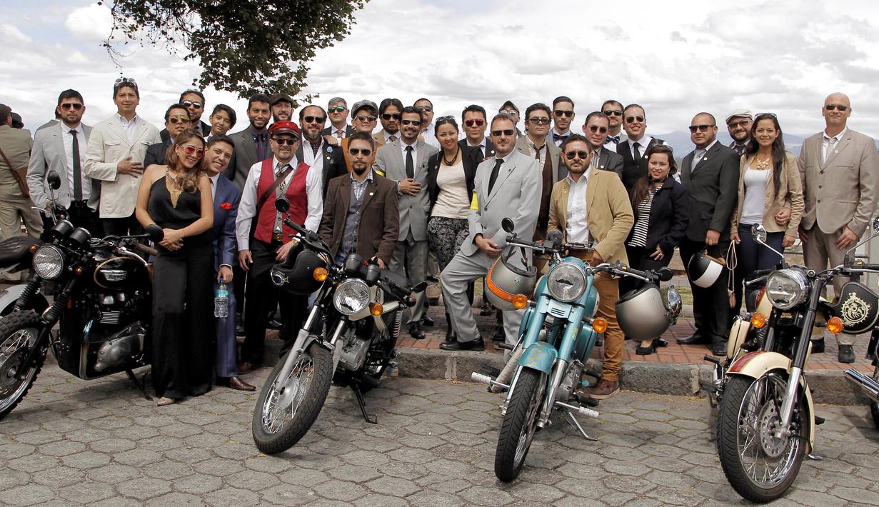 Pecinta motor klasik berpose saat mengikuti Distinguished Gentleman's Ride 2016 di Ekuador, Minggu (25/9). Distinguished Gentleman's Ride merupakan kegiatan amal untuk penderita kanker prostat di seluruh dunia. (REUTERS / Kevin Granja)