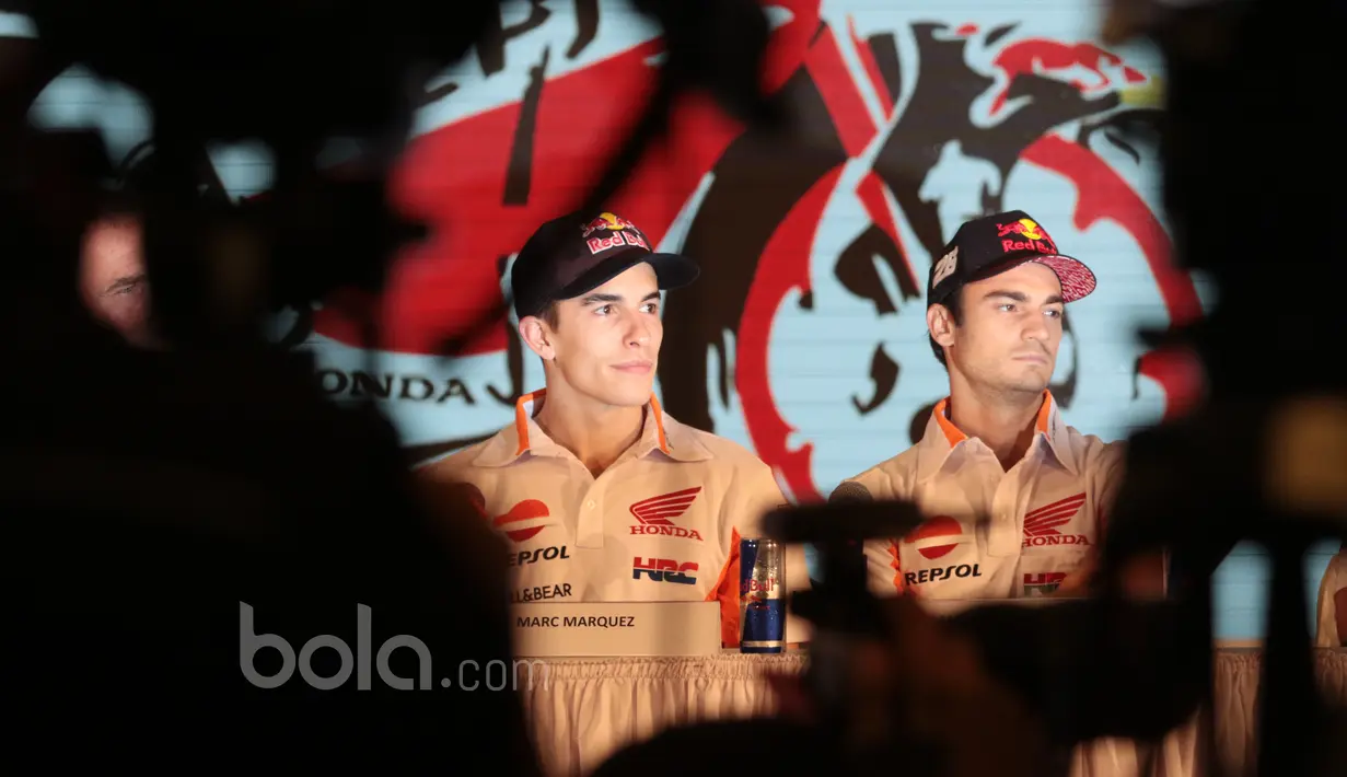 Marc Marquez dan Dani Pedrosa pada peluncuran Repsol Honda RC213V di Kemayoran, Jakarta, Jumat (3/2/2017).  Marquez dan Pedrosa akan mengikuti Sesi kedua tes pra-musim MotoGP di Philip Island, Australia. (Bola.com/Nicklas Hanoatubun)