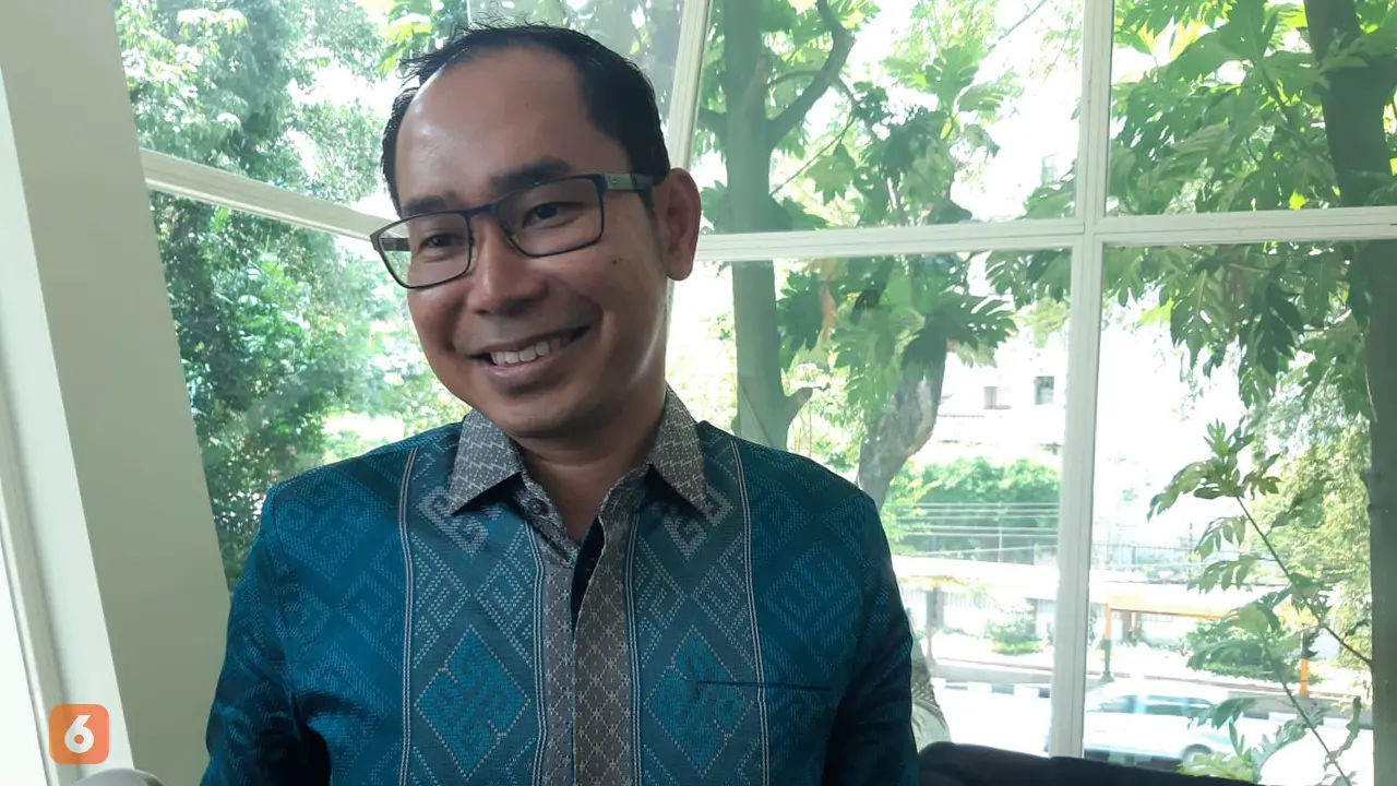 Direktur Perlindungan WNI Judha Nugraha (depan) di Kantin Diplomasi, Kemlu RI.