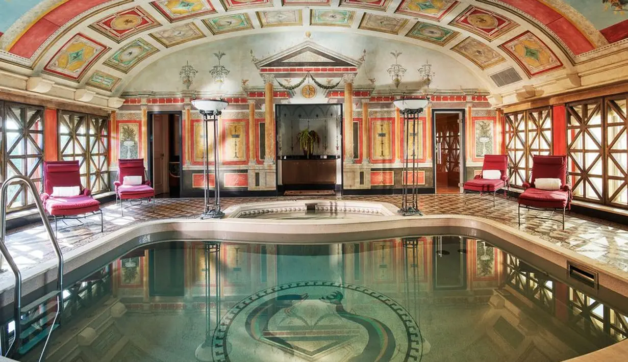 Di film House of Gucci, Villa Necchi Campiglio yang terkenal di Milan difungsikan sebagai rumah Rodolfo Gucci. Bangunan ini dibangun pada tahun 1935 oleh keluarga Necchi, yang berubah menjadi museum rumah. Tidak jauh dari situ, ada Hotel Principe di Savoia yang benar-benar bisa kamu tinggali.