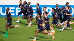 Para pemain Prancis berlari saat sesi latihan di Paderborn, Jerman, Kamis, 27 Juni 2024. (AP Photo/Hassan Ammar)