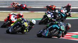 Pembalap Petronas Yamaha, Franco Morbidelli, memimpin balapan MotoGP San Marino di Sirkuit Misano, Minggu (13/9/2020). Morbidelli menjadi yang tercepat dengan catatan waktu 42 menit 02,272 detik. (AP/Antonio Calanni)