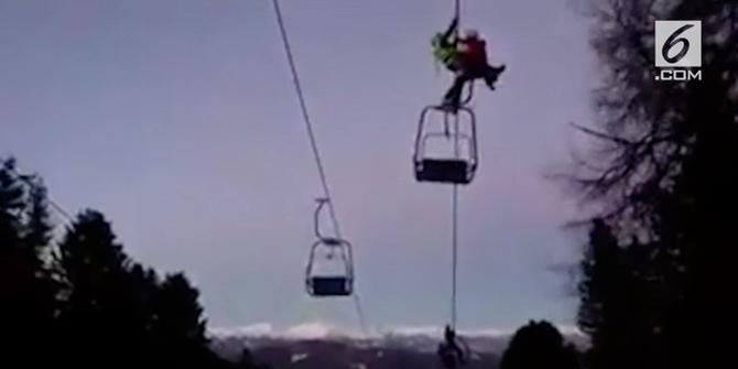 VIDEO: Detik-detik Ratusan Pemain Ski Terjebak di Gondola