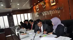 Sidang yang digelar di kantor DKPP Jakarta tersebut memecat 141 anggota KPU dari tingkat provinsi hingga kabupaten/kota di seluruh Indonesia, Jakarta, (17/9/14). (Liputan6.com/Miftahul Hayat)