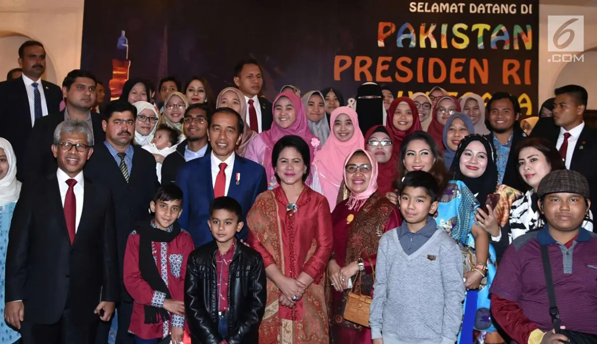 Presiden Joko Widodo dan Ibu Negara Iriana Joko Widodo foto bersama dengan masyarakat Indonesia yang tinggal di Pakistan di Hotel Serena (26/1). Hubungan antara Pakistan dan Indonesia sudah terjalin sangat baik. (Liputan6.com/Pool/Biro Pers Setpres)