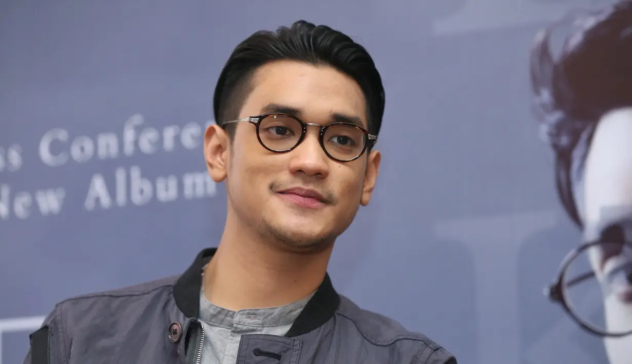 Demi merayakan 10 tahun berkarier, Afgan meluncurkan album Dekade. Album yang merupakan rangkuman dari perjalanan kariernya selama ini. (Nurwahyunan/Bintang.com)