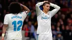 Reaksi pemain Real Madrid, Cristiano Ronaldo dan Marcelo selama pertandingan pekan ke-12 Divisi Primera La Liga Spanyol kontra Atletico Madrid di Stadion Wanda Metropolitano, Sabtu (18/11). Laga Derbi Madrid itu berakhir imbang tanpa gol. (AP/Paul White)