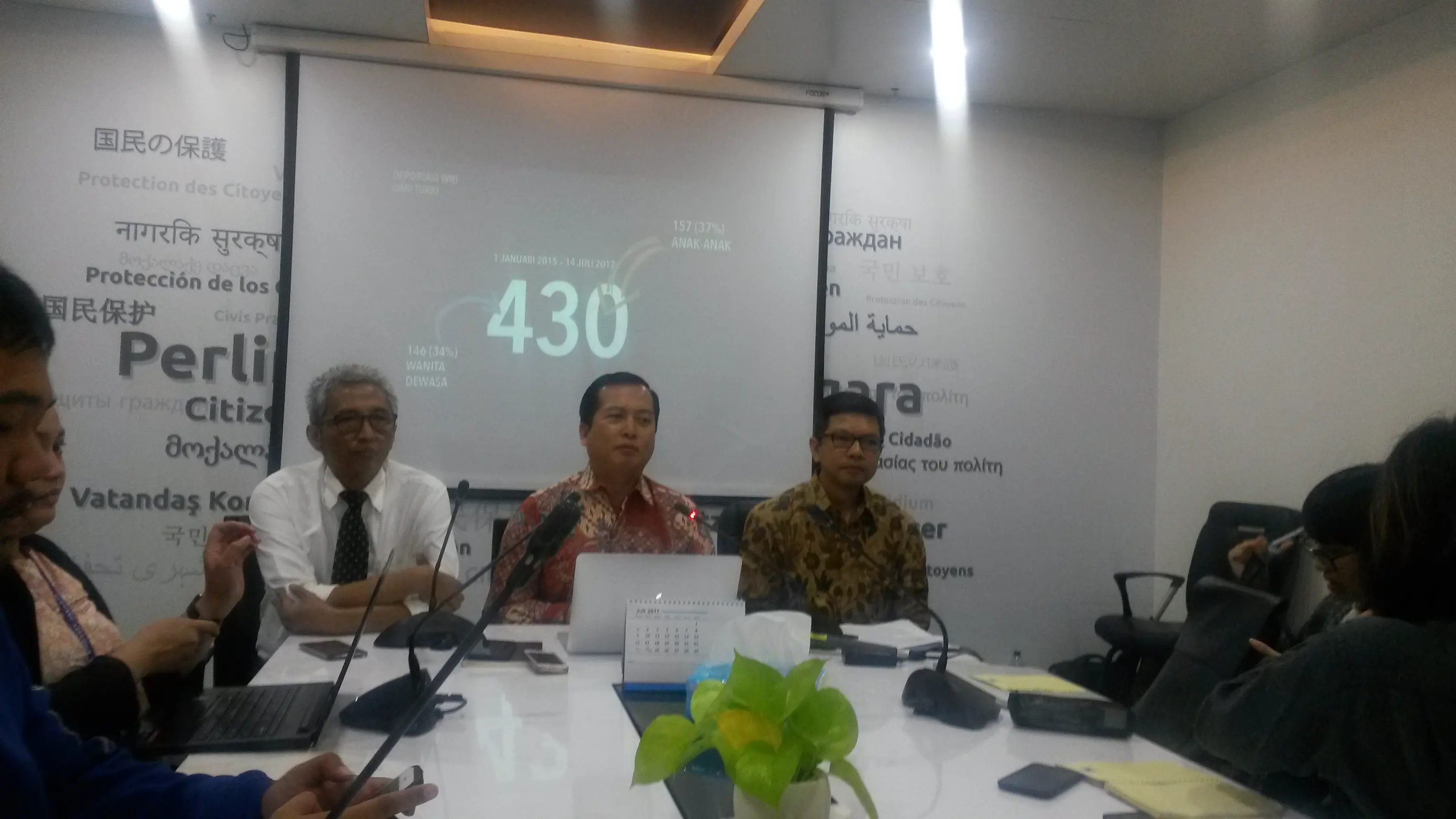 Direktur Perlindungan WNI Kementerian Luar Negeri RI Lalu Muhammad Iqbal (tengah) saat memaparkan data penangkapan 430 WNI di Turki (14/7/2017) (Rizki Akbar Hasan/Liputan6.com)