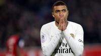 Striker Paris Saint-Germain (PSG), Kylian Mbappe, tampak kecewa usai gagal membobol gawang Lille pada laga Liga Prancis di  Stade Pierre Mauroy, Minggu (14/4). PSG takluk 1-5 dari Lille. (AP/Christophe Ena)