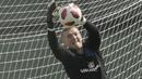 Jordan Pickford beraksi menangkap bola saat sesi latihan di Zelenogorsk dekat St. Petersburg, Rusia, (13/7/2018). Inggris akan melawan Belgia untuk memperebutkan tempat ketiga Piala Dunia 2018. (AP/Dmitri Lovetsky)