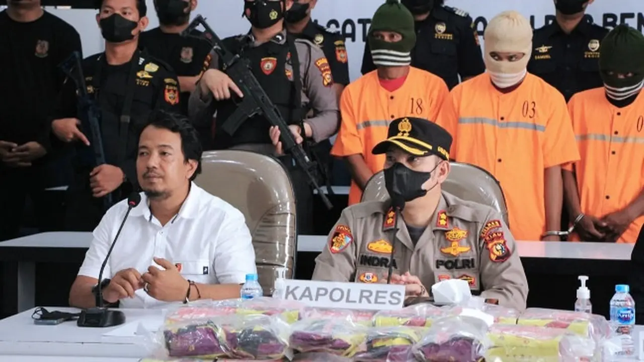 Konferensi pers pengungkapan 30 kilogram sabu Malaysia di Polres Bengkalis dengan tiga tersangka.