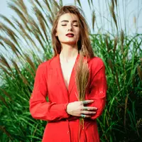 ilustrasi perempuan baju merah/Photo by mari lezhava on Unsplash