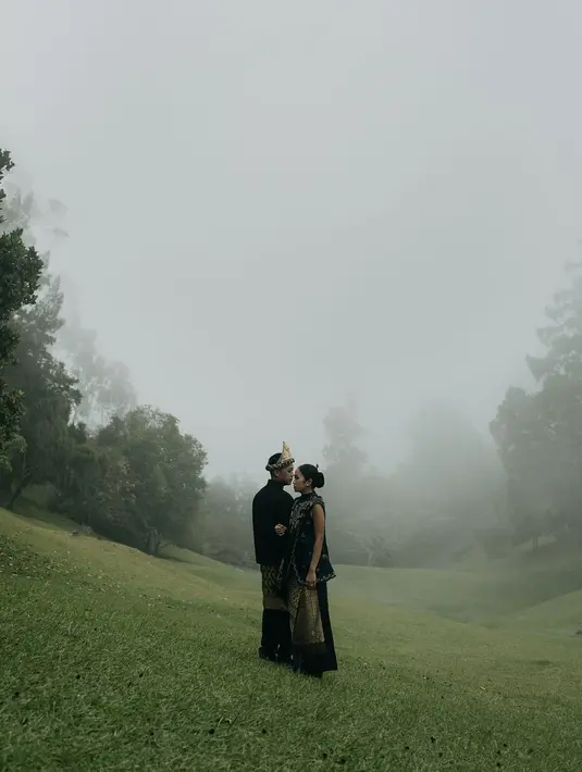 Nuansa hitam dengan latar alam berkabut membuat tampilan yang tampak begitu syahdu. [Foto: Instagram/ trysutrisnooo]
