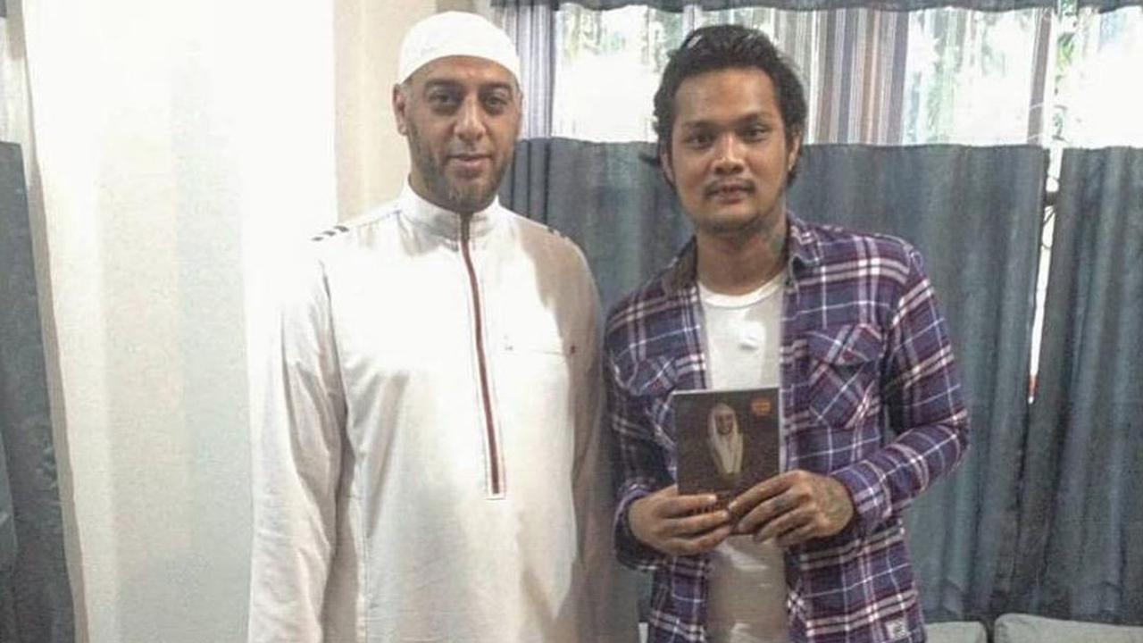Virgoun Kenang Sosok Syekh Ali Jaber yang Menuntunnya Bersyahadat