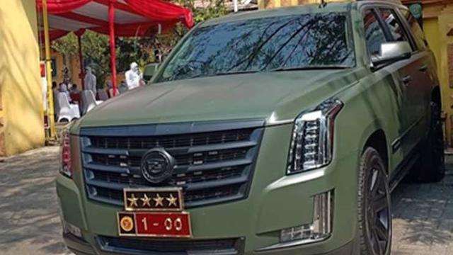 Cadillac Escalade ini dibanderol dengan harga fantastis (plat dinas official)
