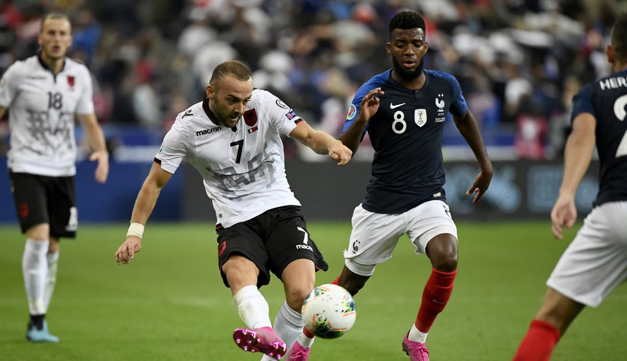 Gelandang Albania, Keidi Bare, berebut bola dengan gelandang Prancis, Thomas Lemar, pada laga Kualifikasi Piala Eropa 2020 di Stade de France, Paris, Sabtu (7/9). Prancis menang 4-1 atas Albania. (AFP/Lionel Bonaventure)