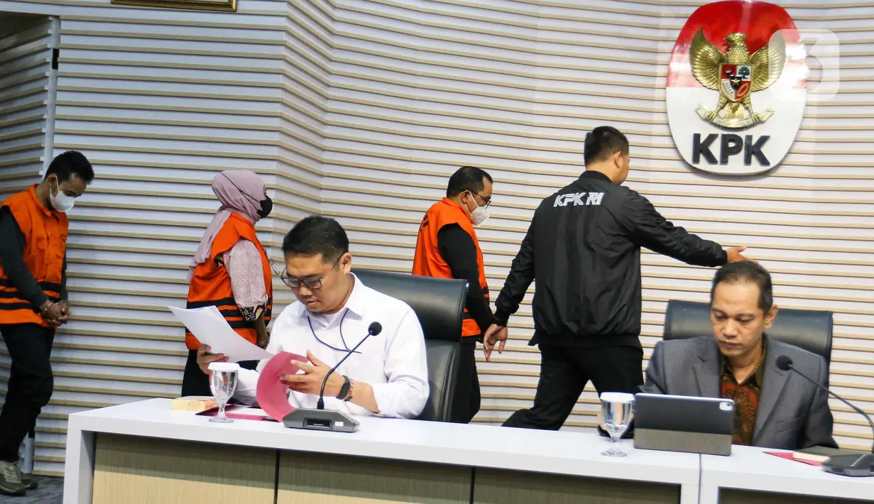 Keenam orang tersebut terdiri dari empat orang penyelenggara negara dan dua orang pihak swasta. (Liputan6.com/Herman Zakharia)