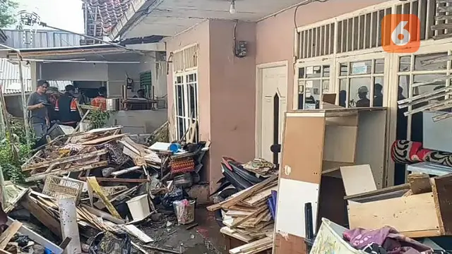 Kondisi rumah warga pasca banjir limpasan yang terjadi di wilayah Kota Sukabumi akibat cuaca ekstrem (Liputan6.com/Fira Syahrin).