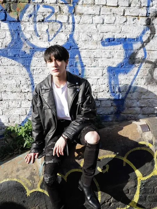 Jika ingin tampil lebih stylish, bisa mengenakan jaket kulit warna hitam dipadukan tshirt putih seperti Jeno. Padukan dengan celana denim hitam ripped dan sepatu sesuai kebutuhan.  [@leejen_o_423]