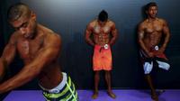 Para binaragawan memamerkan otot-otot mereka pada kejuaraan binaraga Arnold Classic Europe di Madrid, Spanyol, Jumat (25/9/2015). (Reuters/Susana Vera)