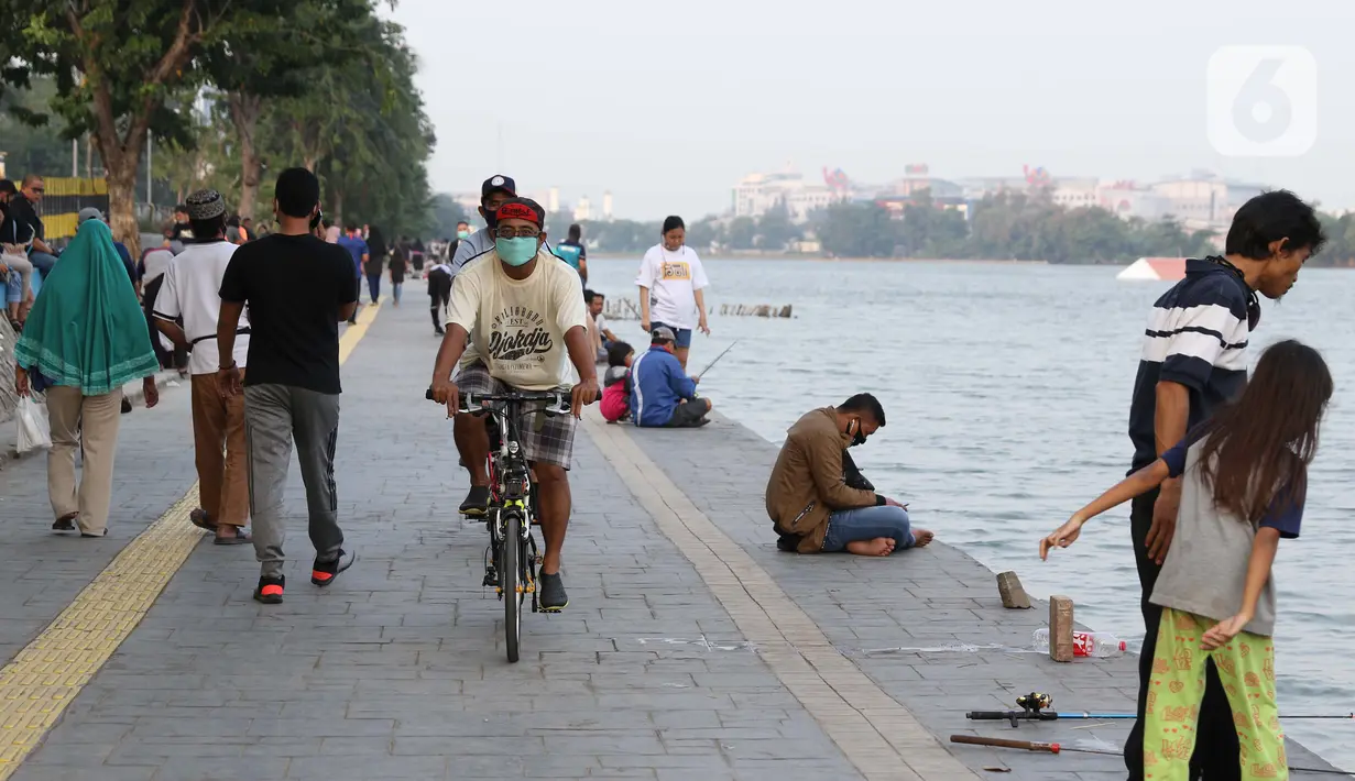 Pesepeda melintasi area pedestrian Danau Sunter, Jakarta, Sabtu (27/6/2020). Meski tidak tersedia lajur khusus untuk sepeda, namun pesepeda tetap terlihat melintas di area pedestrian Danau Sunter, Jakarta. (Liputan6.com/Helmi Fithriansyah)