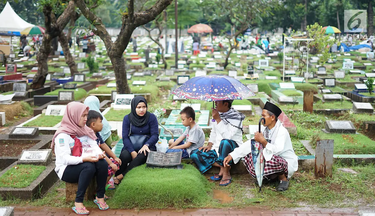 Warga memanjatkan doa di TPU Karet Bivak, Jakarta, Sabtu (4/5). Menjelang Bulan Ramadan, sejumlah TPU di Ibukota ramai dikunjungi warga untuk berziarah yang menjadi tradisi setiap tahun. (Liputan6.com/Immanuel Antonius)