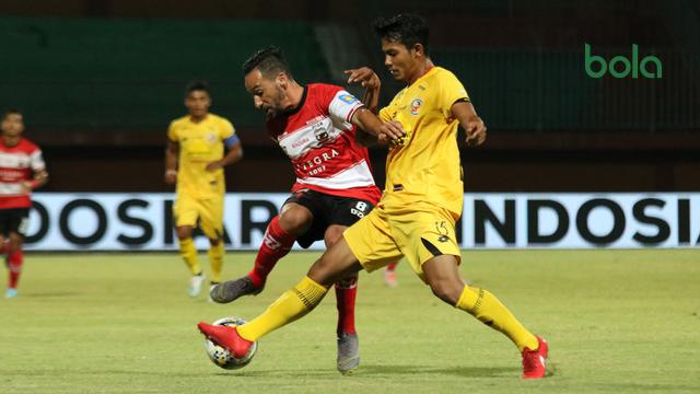 Madura United vs Semen Padang