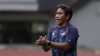 Pelatih Timnas Indonesia U-16, Bima Sakti, memberikan arahan saat melawan tim Piala Soeratin Bekasi U-17 pada laga uji coba di Stadion Patriot, Kota Bekasi, Jumat (13/3/2020). Kedua tim bermain imbang 1-1. (Bola.com/M Iqbal Ichsan)