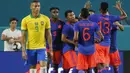 Para pemain Kolombia merayakan gol yang dicetak Luis Murillo ke gawang Brasil pada laga persahabatan di Stadion Hard Rock, Florida, Jumat (6/9). Kedua negara bermain imbang 2-2. (AFP/Michael Reaves)